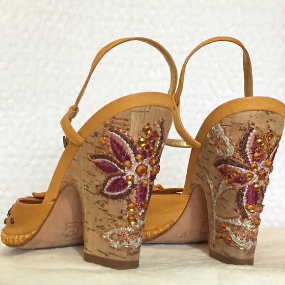 Vince Camuto Shoes - HP⭐️Vince Camuto Leather Soft & Embellished